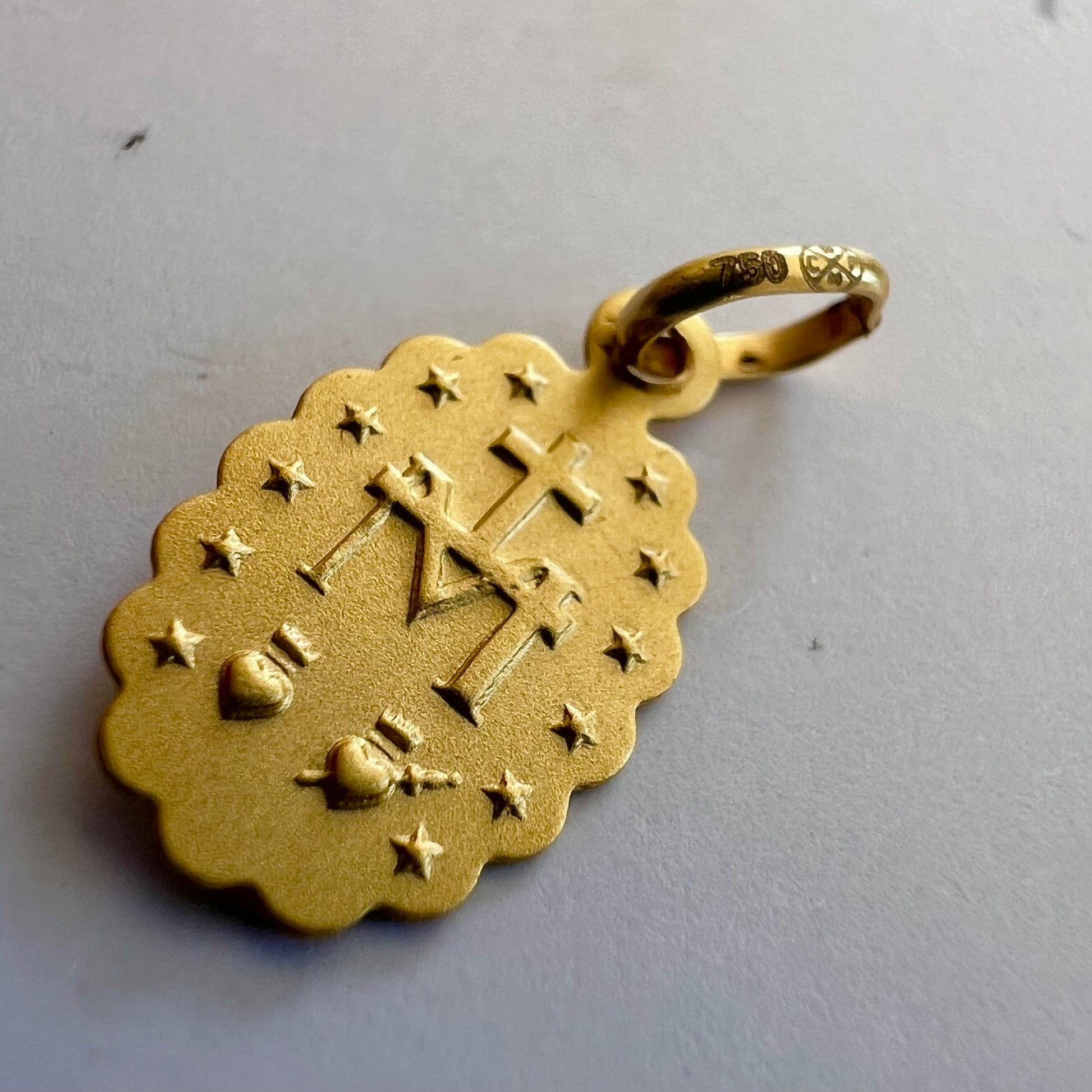 Médaille de la Vierge Miraculeuse en or 18 carats, double face avec bords ciselés.