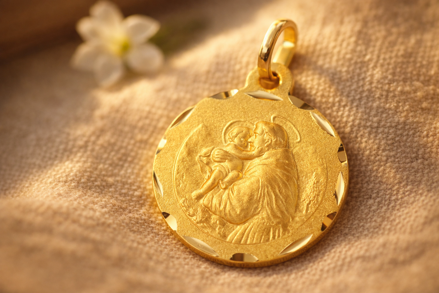 Médaille de Saint Antoine de Padoue en or jaune 18 carats portant l'enfant Jésus