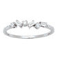 Alliance demi-tour en or blanc 18 carats sertie de diamants baguettes et diamants ronds, design moderne et déstructuré.