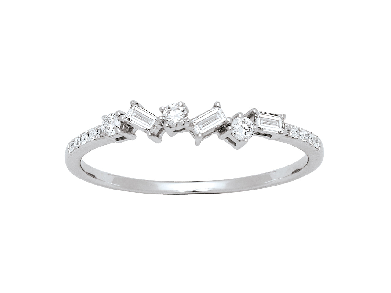 Alliance demi-tour en or blanc 18 carats sertie de diamants baguettes et diamants ronds, design moderne et déstructuré.