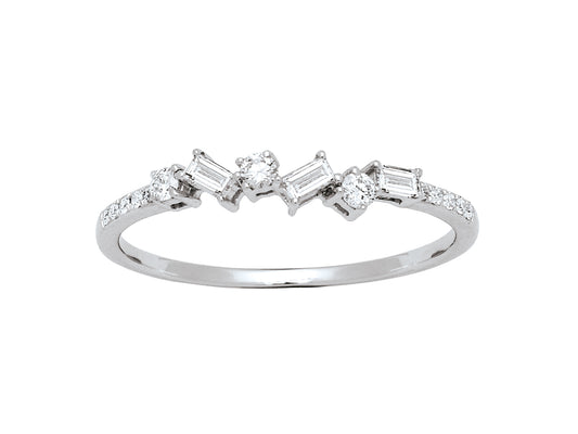 Alliance demi-tour en or blanc 18 carats sertie de diamants baguettes et diamants ronds, design moderne et déstructuré.