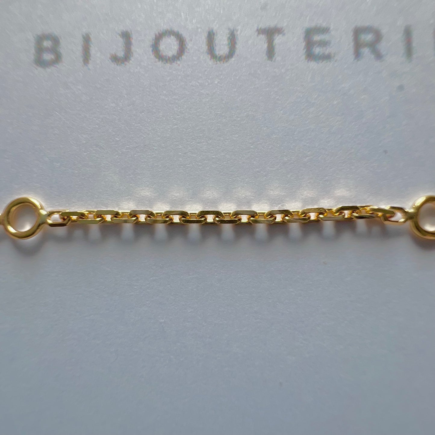 Gros plan sur une chaînette de réglage en or 750 millièmes, apprêt de haute qualité pour créateur de bijoux.