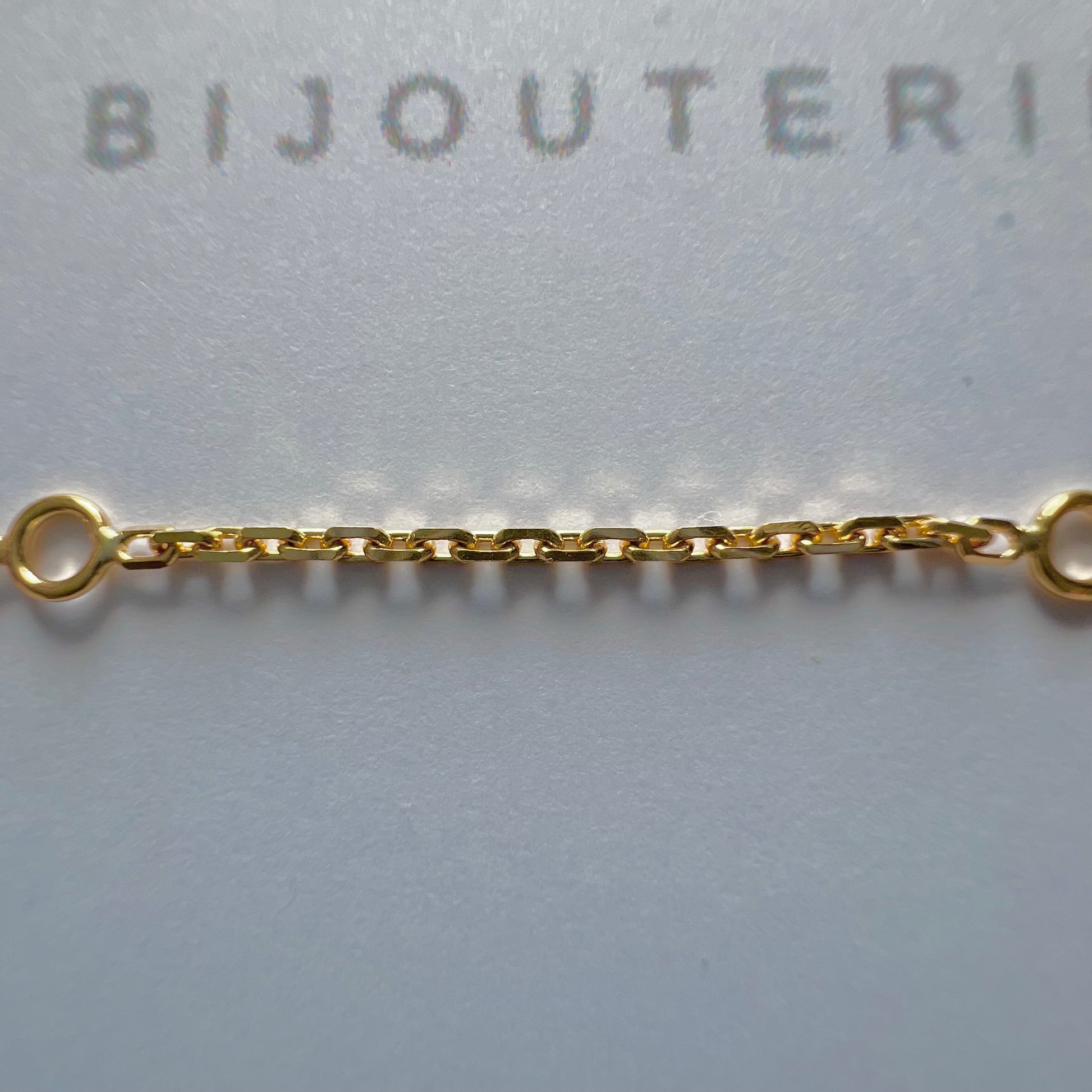 Gros plan sur une chaînette de réglage en or 750 millièmes, apprêt de haute qualité pour créateur de bijoux.