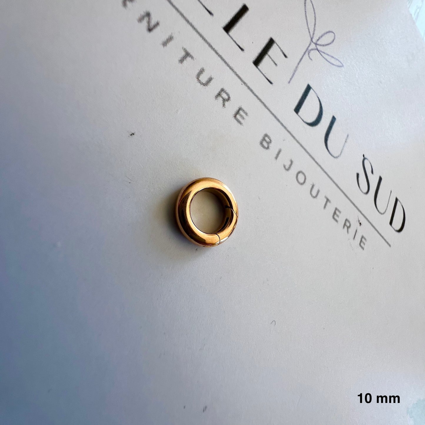 Détails d'un apprêt en or rouge 18 carats, fermoir de sécurité avec charnière intégrée invisible
