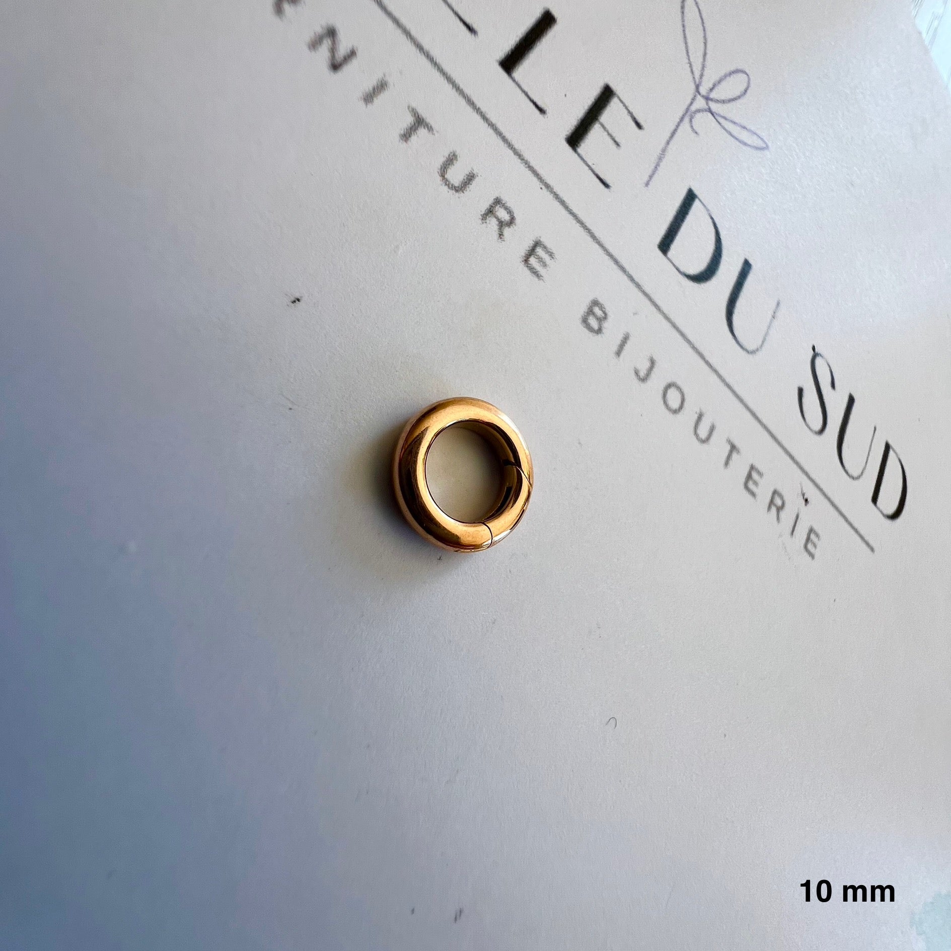 Détails d'un apprêt en or rouge 18 carats, fermoir de sécurité avec charnière intégrée invisible