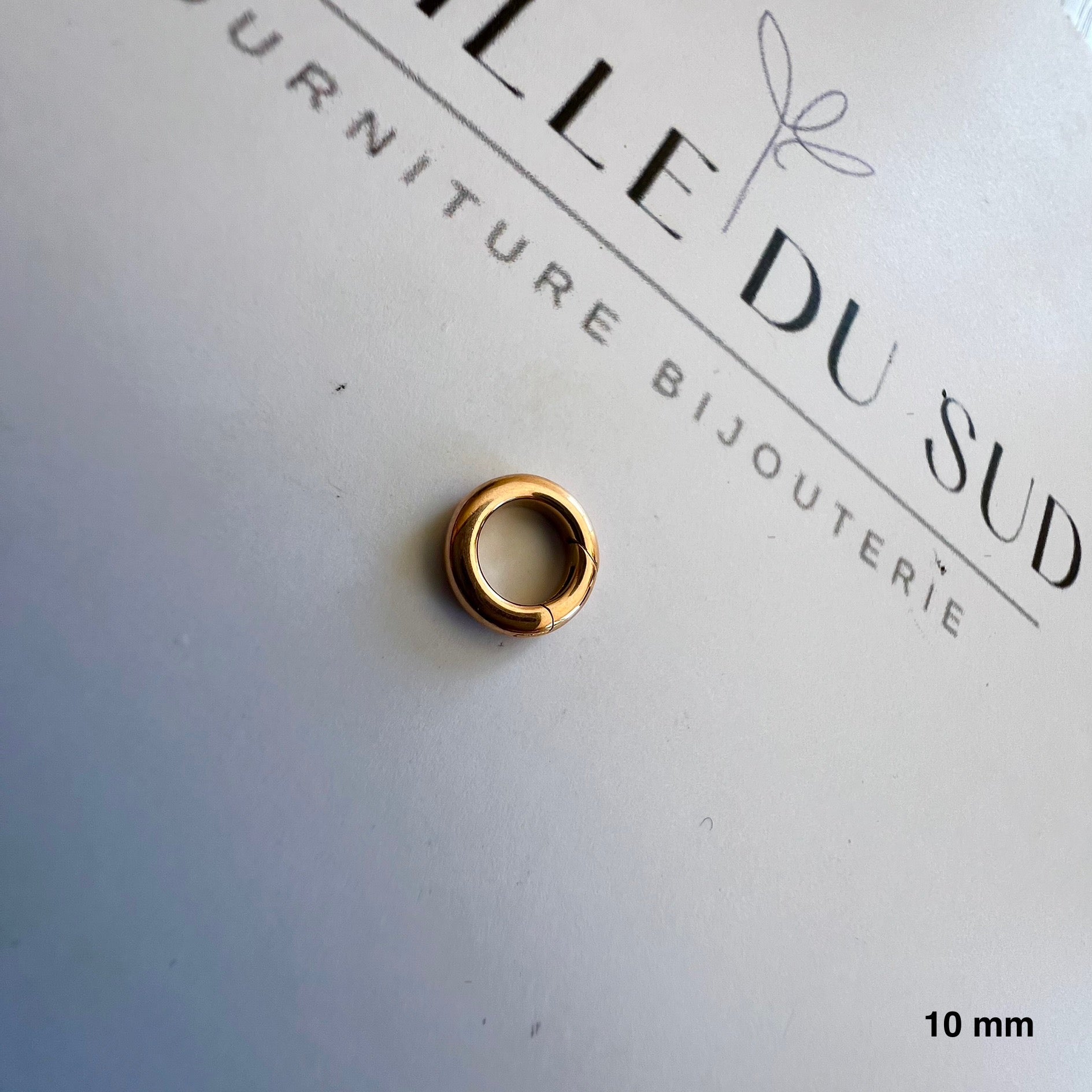 Détails d'un apprêt en or rouge 18k, fermoir de sécurité avec charnière intégrée invisible