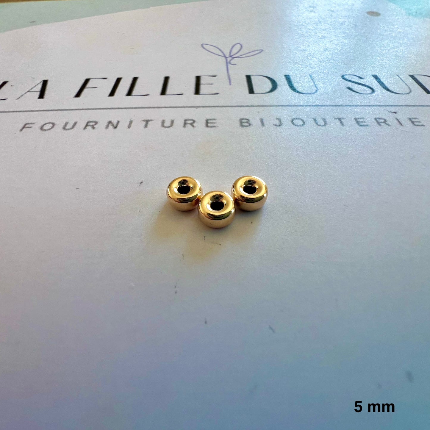 Fournitures de bijouterie : perles intercalaires rondelles en or 9 carats pour le montage de colliers et bracelets.