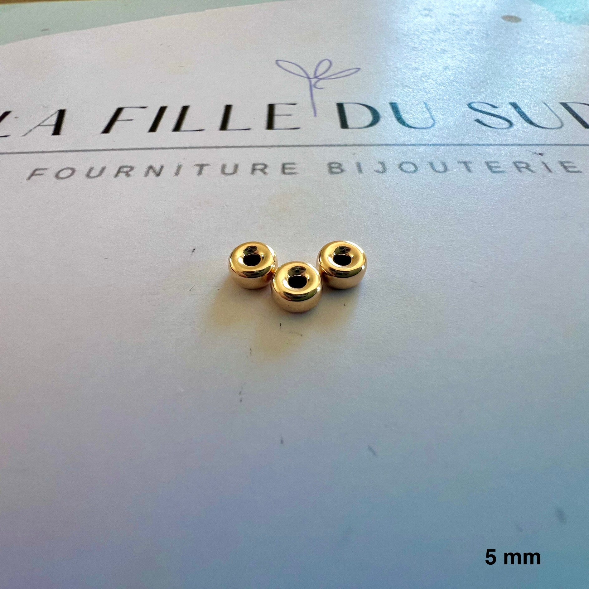 Fournitures de bijouterie : perles intercalaires rondelles en or 9 carats pour le montage de colliers et bracelets.