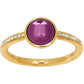Bague solitaire moderne en or jaune 18 carats sertie d'un cabochon d'améthyste véritable et d'un pavage de diamants brillants.