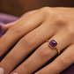 Bague solitaire moderne en or jaune 18 carats sertie d'une améthyste véritable taille cabochon coussin, un bijou de joaillerie élégant et intemporel.