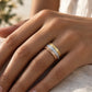 Grosse bague femme 3 ors 18 carats (jaune, rouge, gris) et diamants portée à l'annulaire d'une main au soleil.
