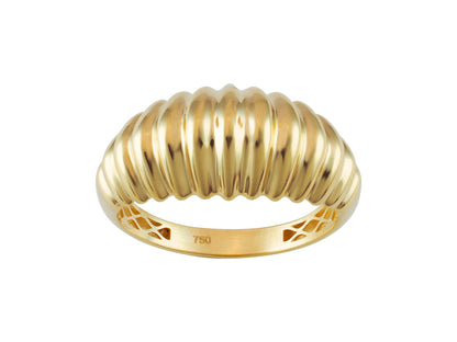 Bague dôme bombée de style croissant cannelé en or jaune 18 carats de 9,50 mm de largeur sur fond blanc.