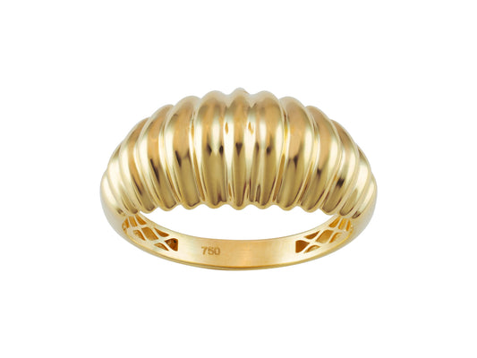 Bague dôme bombée de style croissant cannelé en or jaune 18 carats de 9,50 mm de largeur sur fond blanc.