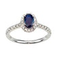 Bague de fiançailles en or blanc 18 carats sertie d'un saphir bleu ovale et d'un entourage de diamants brillants.