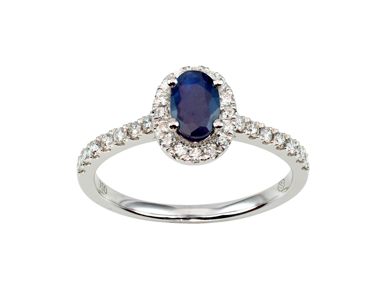 Bague de fiançailles en or blanc 18 carats sertie d'un saphir bleu ovale et d'un entourage de diamants brillants.