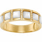 Bague de style Art Déco en or jaune 18 carats ornée de nacre blanche taillée en motif clou et de lignes de diamants.