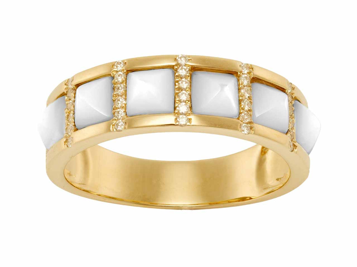Bague de style Art Déco en or jaune 18 carats ornée de nacre blanche taillée en motif clou et de lignes de diamants.
