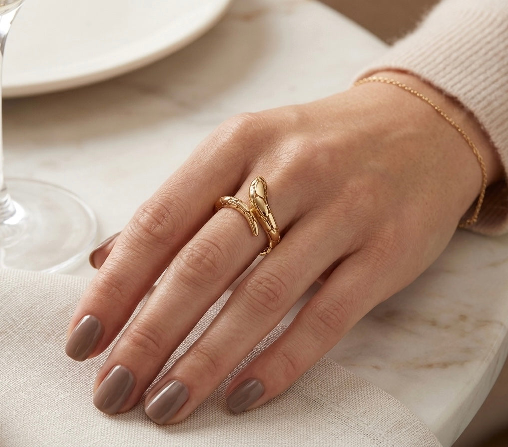 Bague serpent en or jaune 18 carats avec le détail de ses écailles, portée par une femme