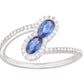 Bague Toi et Moi moderne en or blanc 18 carats sertie de deux saphirs bleus ovales et d'un pavage de diamants.