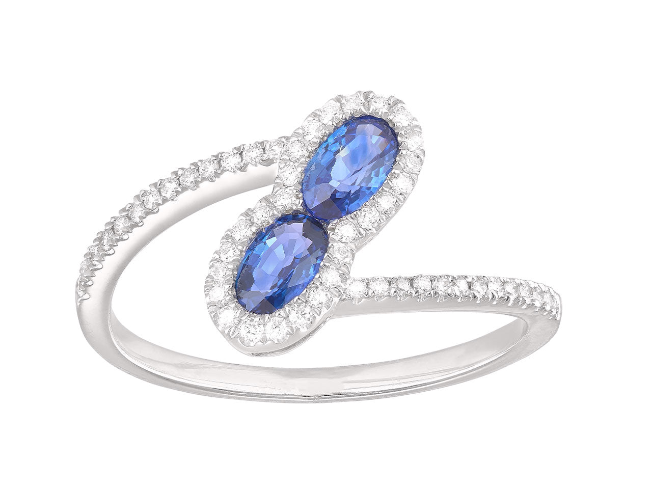 Bague Toi et Moi moderne en or blanc 18 carats sertie de deux saphirs bleus ovales et d'un pavage de diamants.