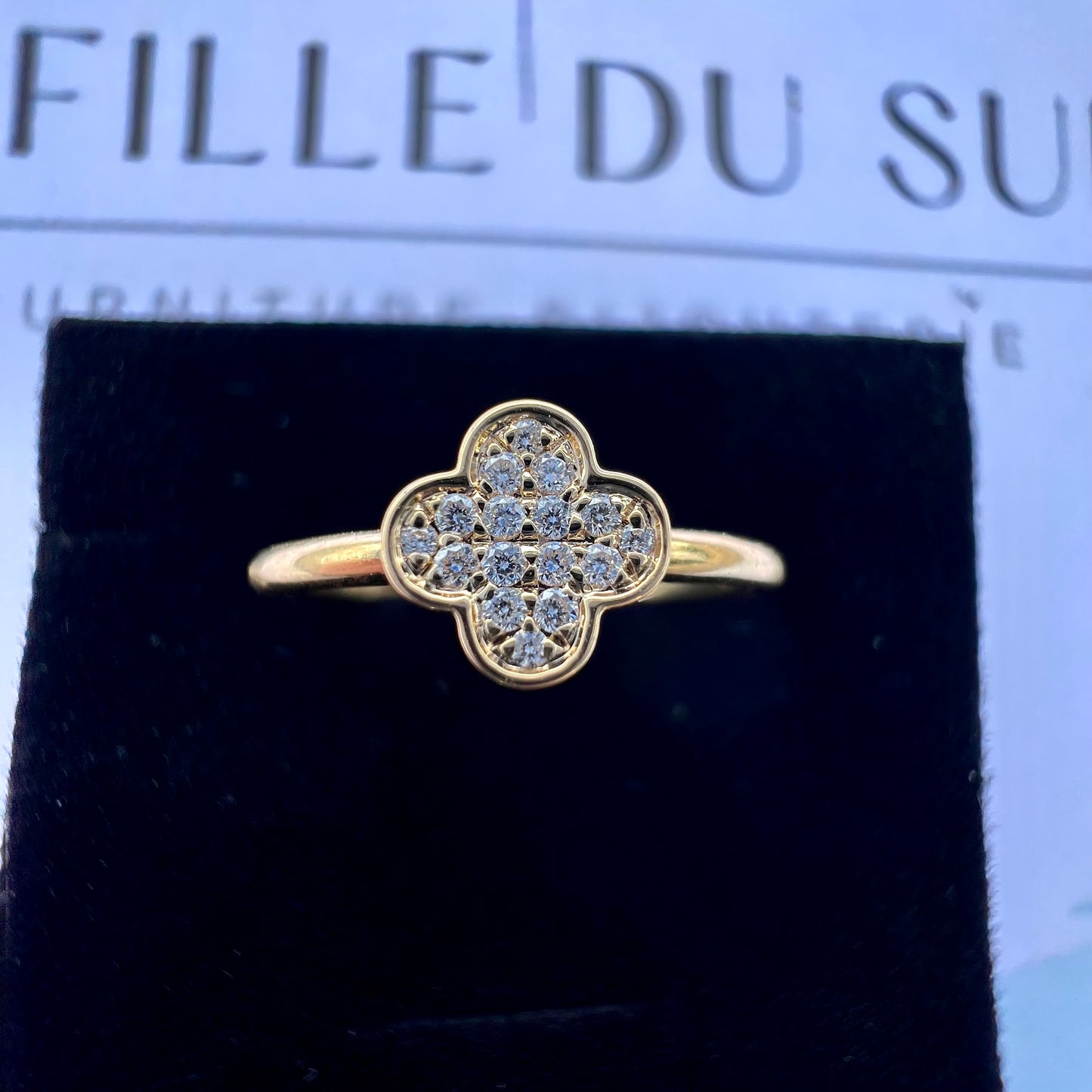 Bague trèfle en or 18 carats et diamants présentée dans son écrin noir, idée cadeau de joaillerie.
