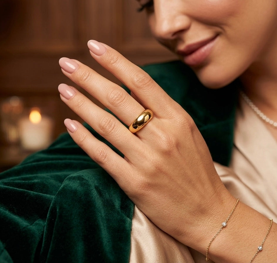 Bague jonc en or jaune 18 carats bombé vue de face de 6mm de largueur portée par une femme