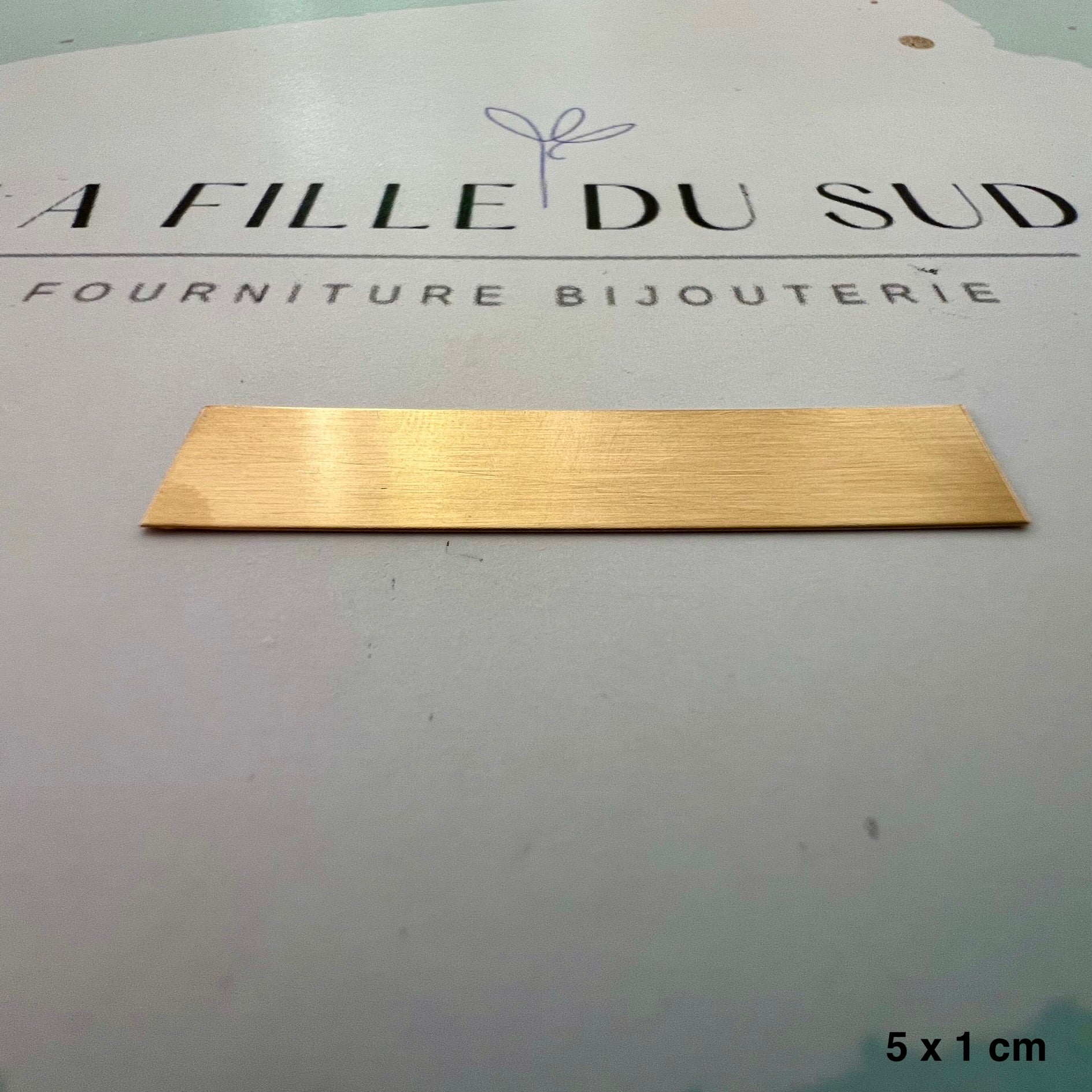 Bande d'or jaune 750 millièmes recuit, métal précieux de qualité joaillerie prêt à être découpé et façonné.