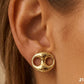 Gros plan sur une oreille de femme portant une puce d'oreille grain de café en or 18 carats en position horizontale, éclat poli miroir.