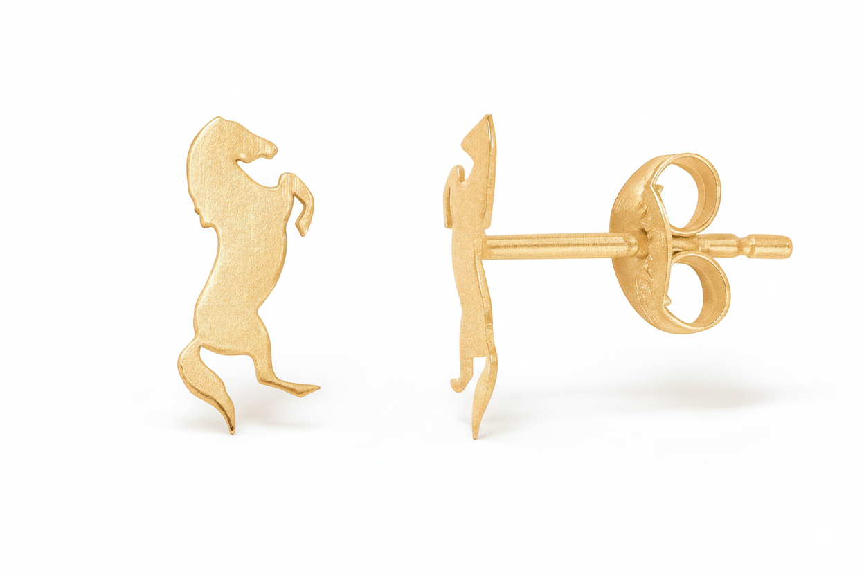 Paires de boucles d'oreilles puces motif cheval cabré en or jaune 18 carats sur fond blanc.