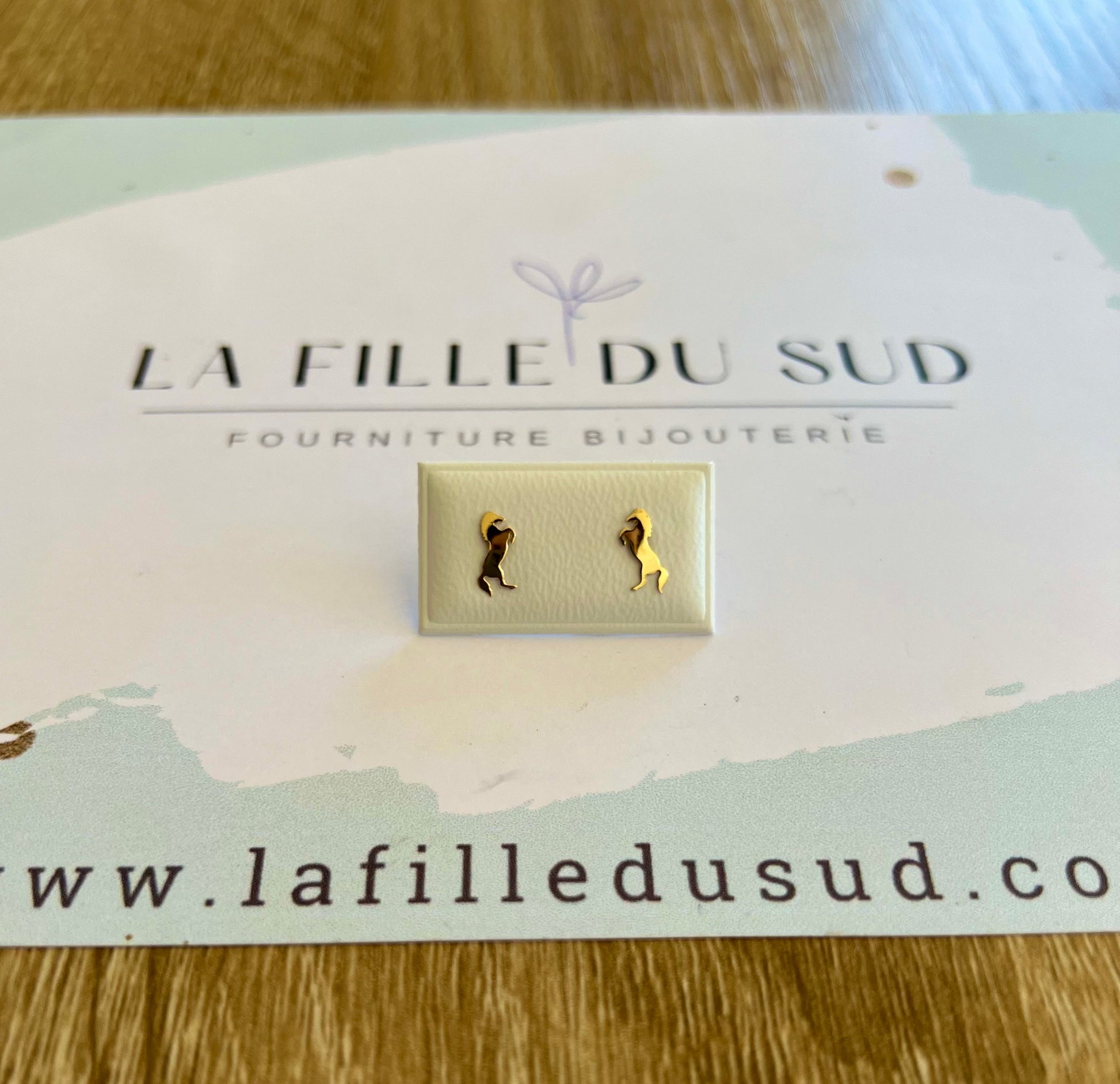Boucles d'oreilles cheval La Fille du Sud en or 750, cadeau idéal pour passionnée d'équitation.