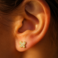 Puce d'oreille papillon en or jaune 18 carats portée au lobe d'une jeune fille avec fermoir à vis.