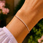 Rendu porté du bracelet barrette en diamant et or blanc 18 carats (or gris non rhodié), un bijou de luxe moderne et inaltérable.