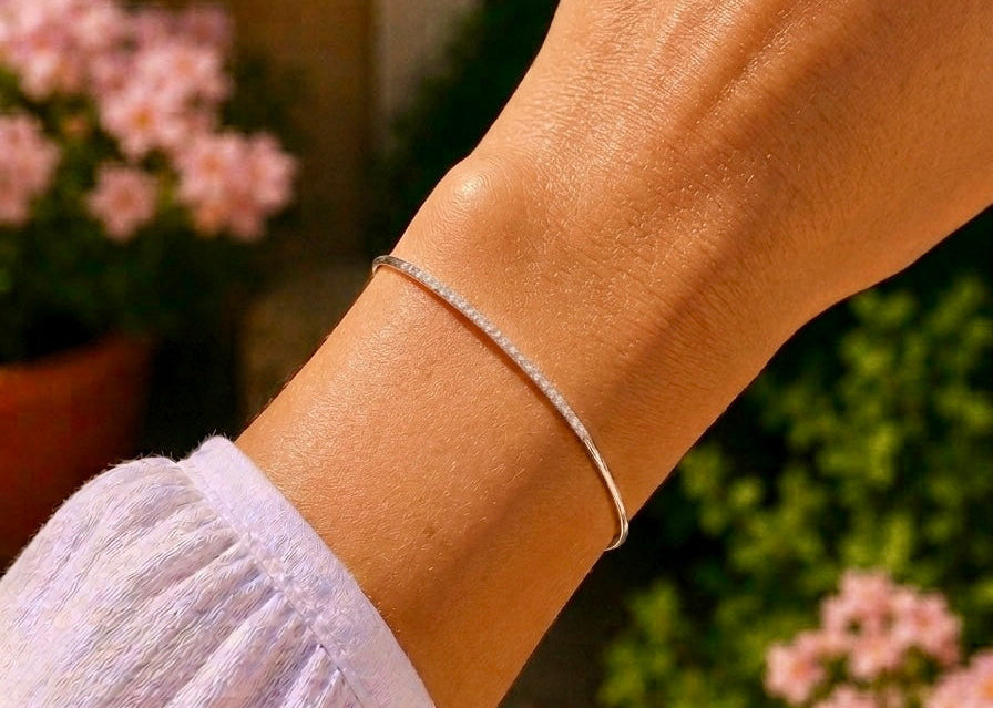 Rendu porté du bracelet barrette en diamant et or blanc 18 carats (or gris non rhodié), un bijou de luxe moderne et inaltérable.
