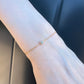 Rendu élégant au poignet d'un bracelet en or jaune 18 carats serti d'un diamant solitaire brillant.