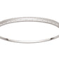 Bracelet jonc rigide en or blanc 18 carats (or gris) orné de deux rangs de pierres d'oxydes de zirconium scintillantes sur fond blanc.