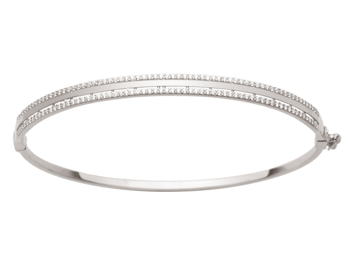 Bracelet jonc rigide en or blanc 18 carats (or gris) orné de deux rangs de pierres d'oxydes de zirconium scintillantes sur fond blanc.