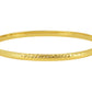 Bracelet jonc ouvrant en or jaune 18 carats, modèle tube carré de 4 mm avec finition ciselée et fermoir huit de sécurité.