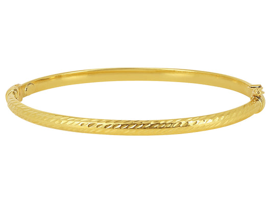 Bracelet jonc ouvrant en or jaune 18 carats, modèle tube carré de 4 mm avec finition ciselée et fermoir huit de sécurité.