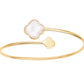 Bracelet jonc ouvert croisé en or jaune 18 carats orné d'un trèfle en nacre blanche irisée et d'un trèfle en or lisse.
