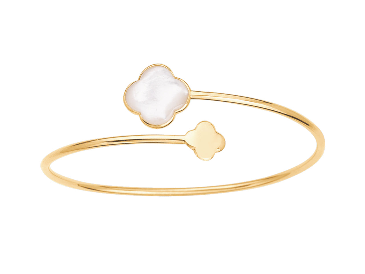 Bracelet jonc ouvert croisé en or jaune 18 carats orné d'un trèfle en nacre blanche irisée et d'un trèfle en or lisse.
