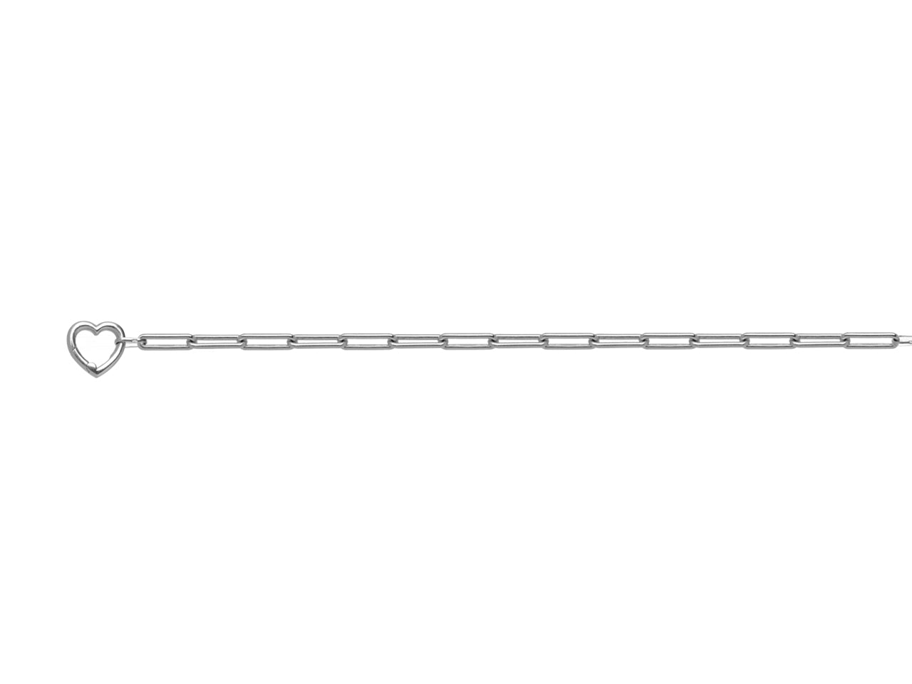 Bracelet chaîne maille rectangle en or  blanc 18 carats avec fermoir mousqueton en forme de coeur sur fond blanc.
