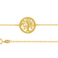 Gros plan sur le motif ajouré et la chaîne d'un bracelet arbre de vie en or jaune 18 carats pour femme.