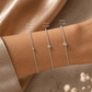 Bracelets diamant solitaire en or blanc 18 carats (0,10ct, 0,15ct et 0,20ct) portés sur un poignet de femme.