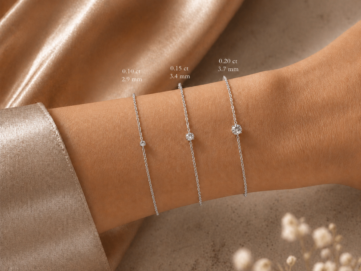 Bracelets diamant solitaire en or blanc 18 carats (0,10ct, 0,15ct et 0,20ct) portés sur un poignet de femme.