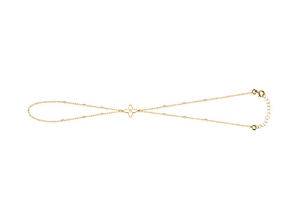 Chaîne de main pour femme en or 18 carats avec motif floral et perles blanches, bijou de peau pur et raffiné.
