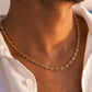 Gros plan sur un homme portant une chaîne en or jaune 18 carats maille grain de café, un collier de luxe au style méditerranéen.