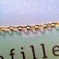 Détail macro des maillons plats polis miroir d'une chaîne maille forçat pour homme en or jaune 18 carats.