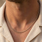 Collier chaîne pour homme maille forçat ronde en or blanc 18 carats massif porté au cou