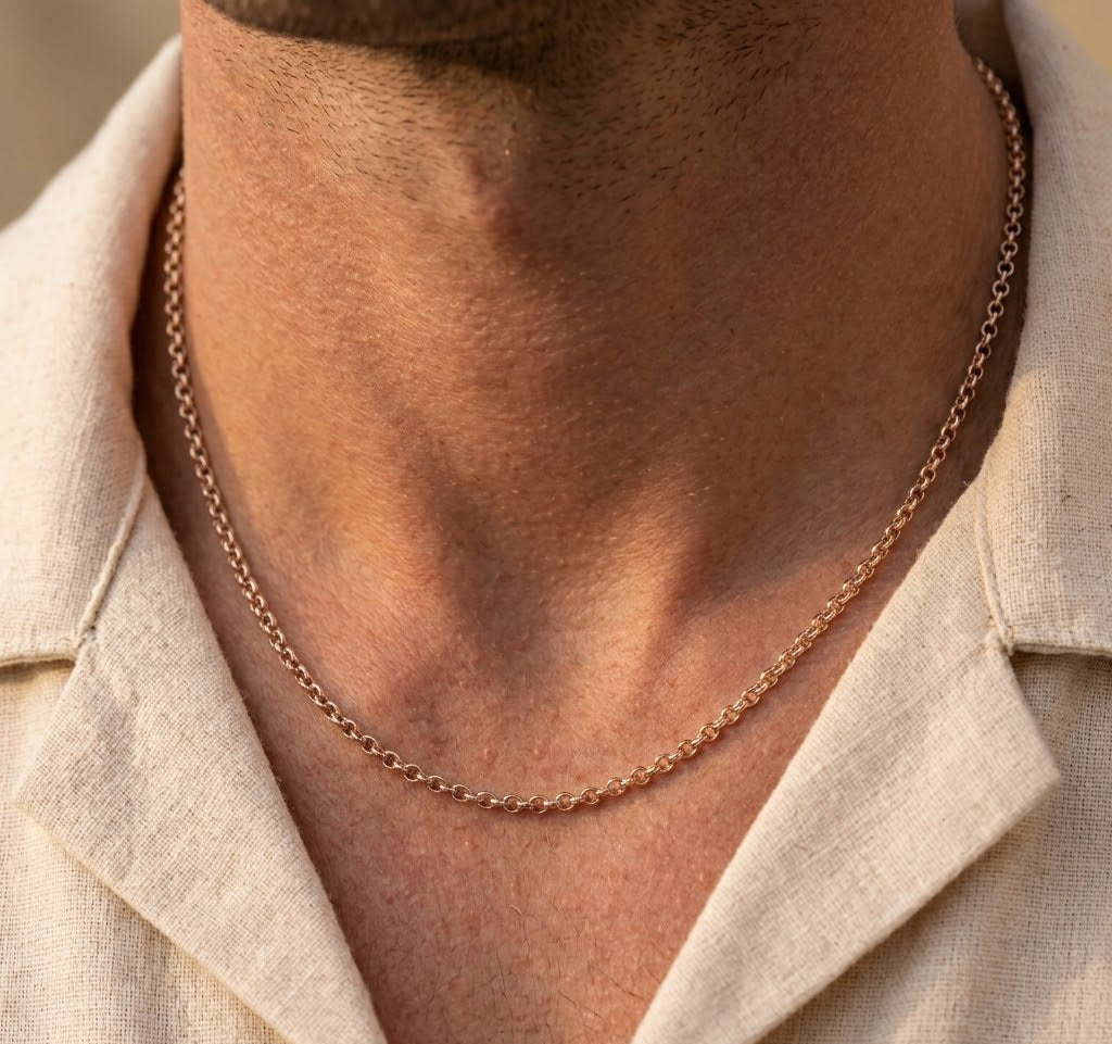 Collier chaîne pour homme maille forçat ronde en or rouge (rose) 18 carats massif porté au cou
