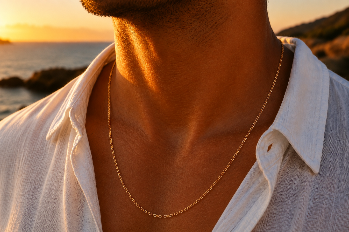 Gros plan sur un homme portant une chaîne maille forçat miroir en or jaune 18 carats de 60 cm, un collier masculin élégant et brillant.